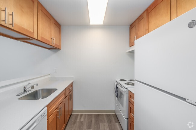1BR, 1BA - 674SF - Kitchen - Trailside