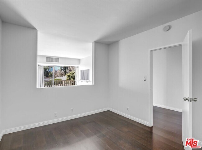 Foto del edificio - 999 N Doheny Dr