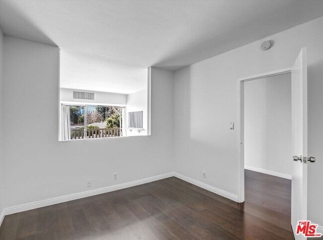 Building Photo - 999 N Doheny Dr