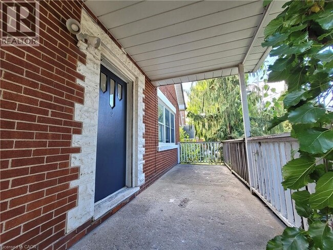 Building Photo - 121 Blucher St