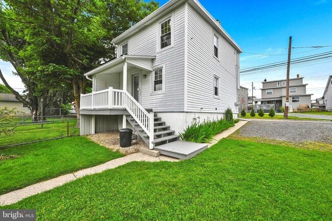 Building Photo - 137 E Summit St