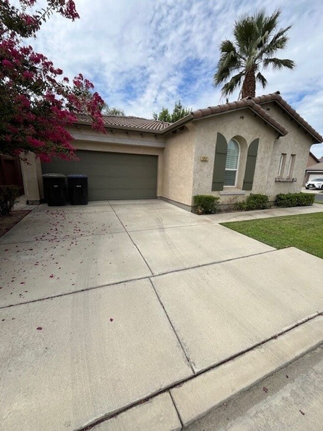 Building Photo - 5001 W Fiano Ave