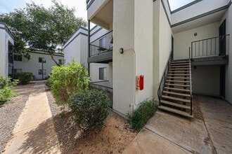 Building Photo - 740 W Elm St