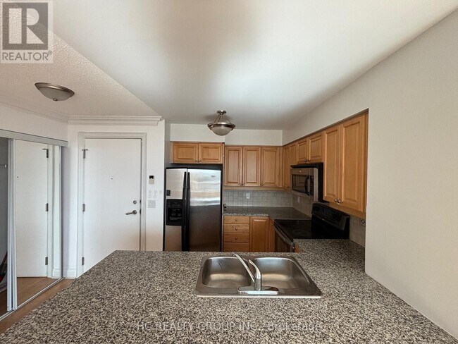 Building Photo - 15 Greenview Ave