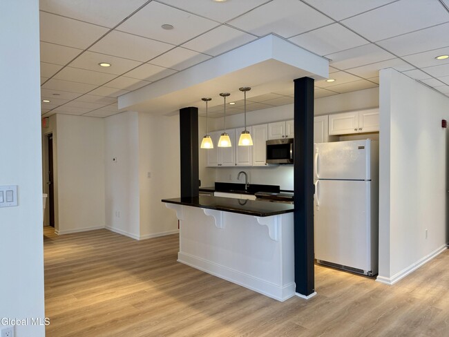 Building Photo - 433 Broadway