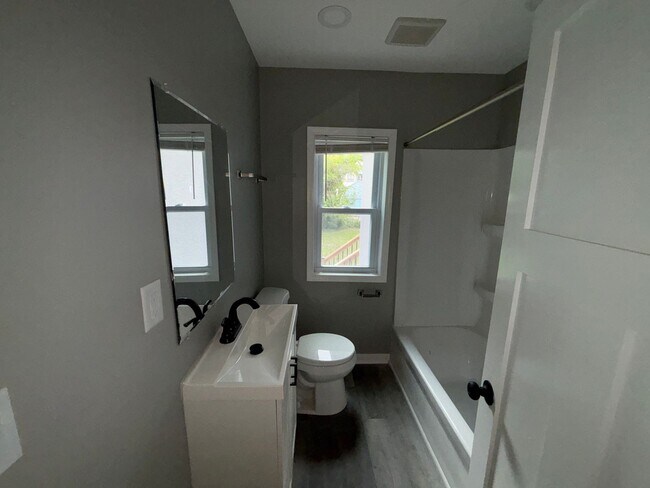 Building Photo - Dreamy 5 Bedroom 2 Bathroom Home in Minnea...