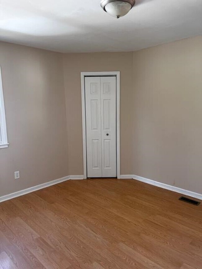 Building Photo - 815 Runyon Dr