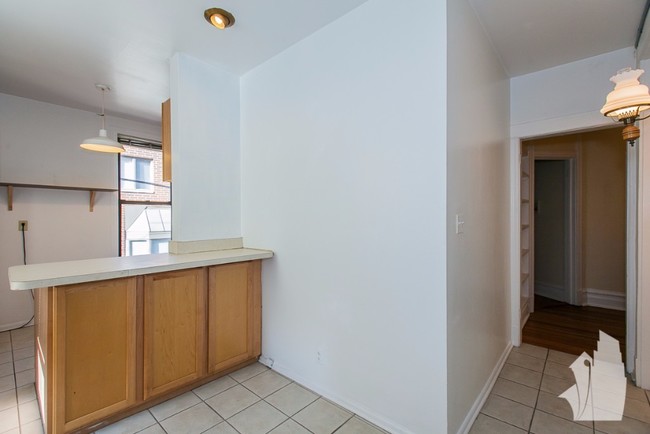 Building Photo - Attractive two bedroom with modern kitchen...
