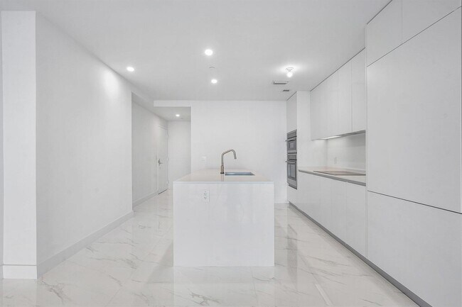 Foto del edificio - 700 NE 24th St