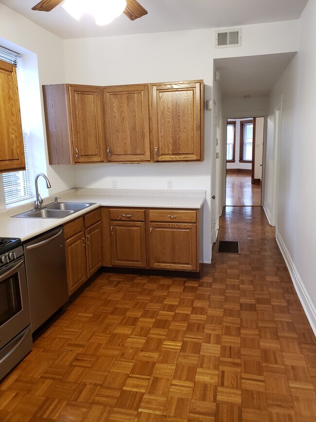 Kitchen - 1452 W Barry Ave
