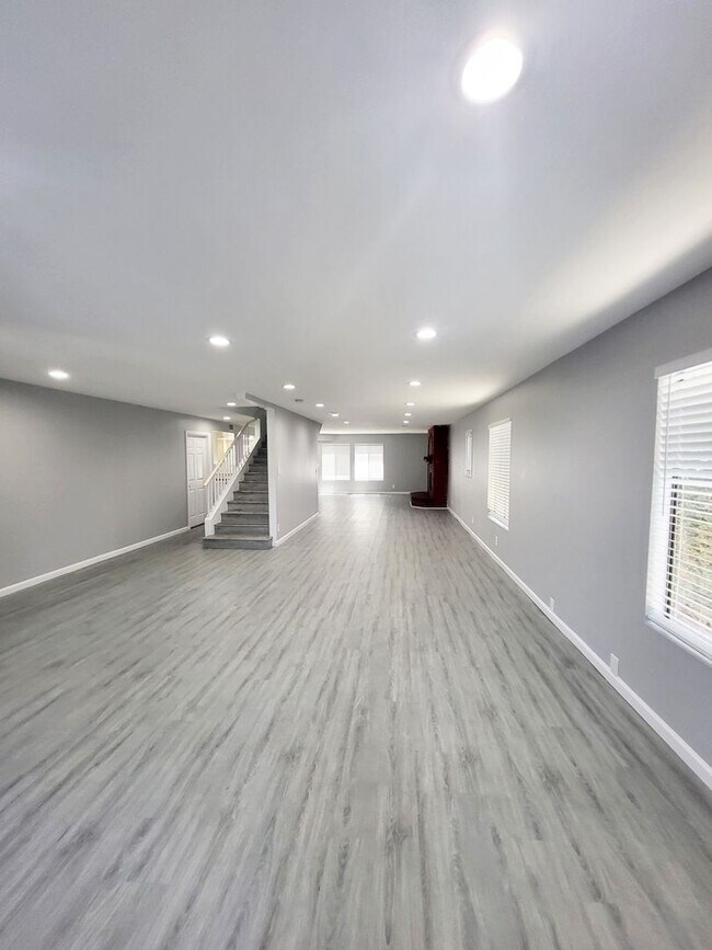 Building Photo - LB2506