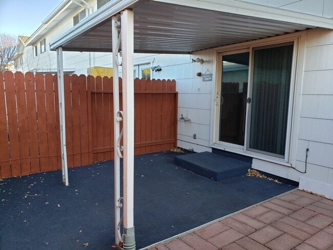 Building Photo - 2 Bedroom 1.5 Bath Townhome with Washer...