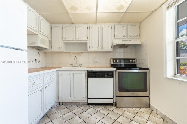 Foto del edificio - 7877 Golf Cir Dr