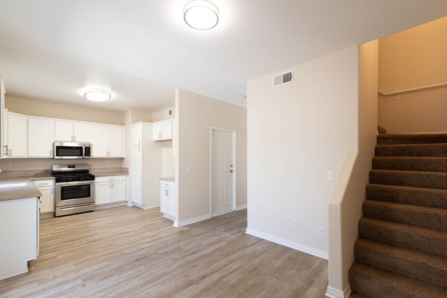 Foto del interior - Lighthouse Townhomes with Attached Garage ...