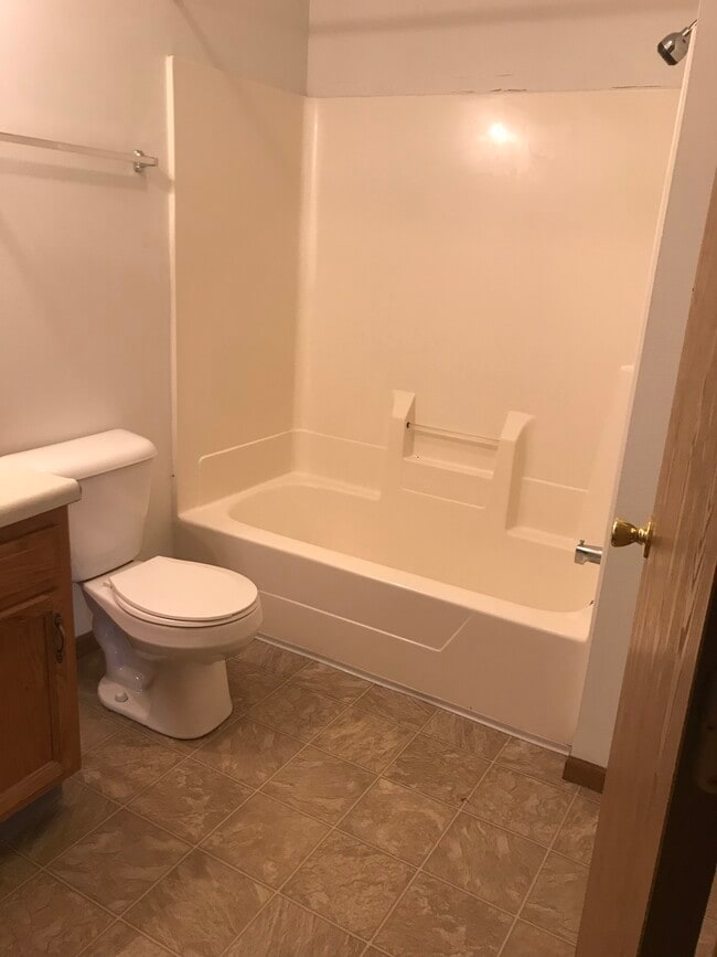 Building Photo - 414 14th Ave W