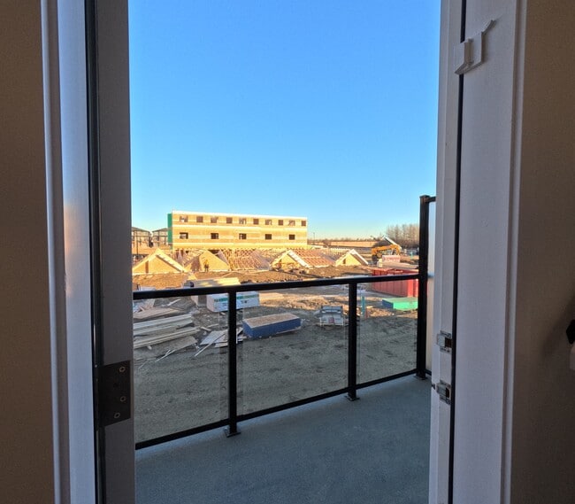 Photo du bâtiment - 18120-18128 28 Ave SW