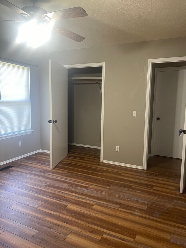 Foto del edificio - 220 Ravenwood Rd