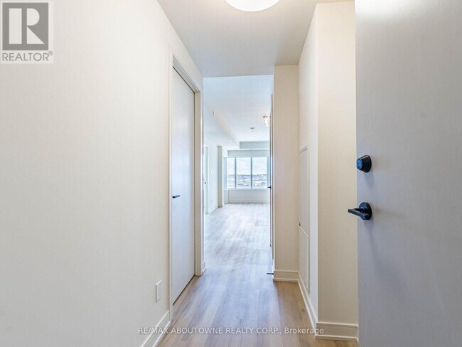 Photo du bâtiment - 8020 Derry Rd