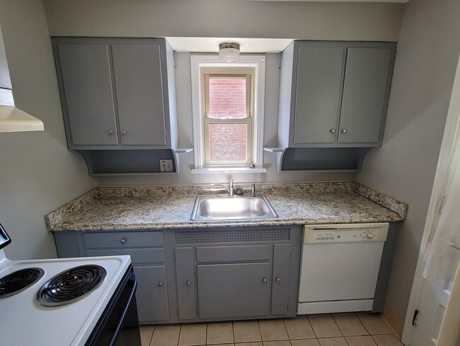 Building Photo - 3 Bedroom Home in Mt. Lebanon!