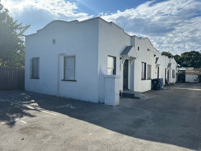 Building Photo - 2651 S Cloverdale Ave