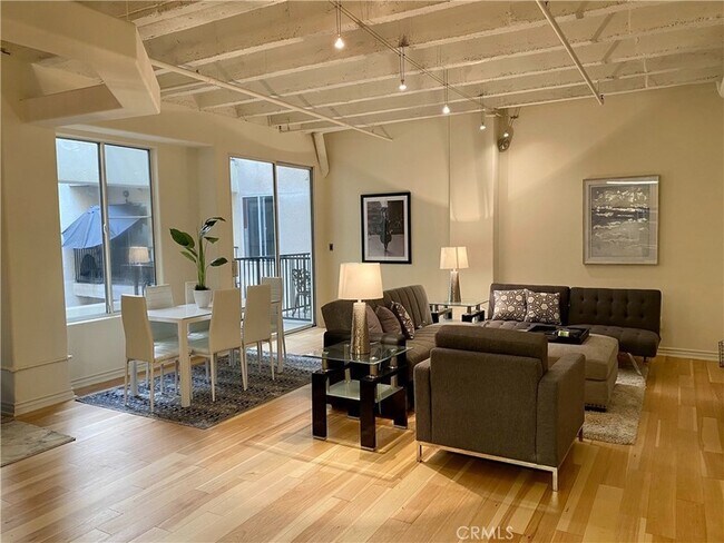 Foto del edificio - 312 W 5th St
