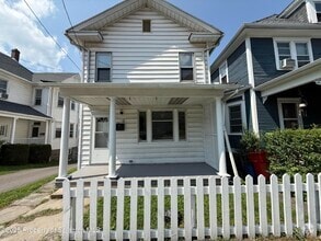 Building Photo - 328 Main St