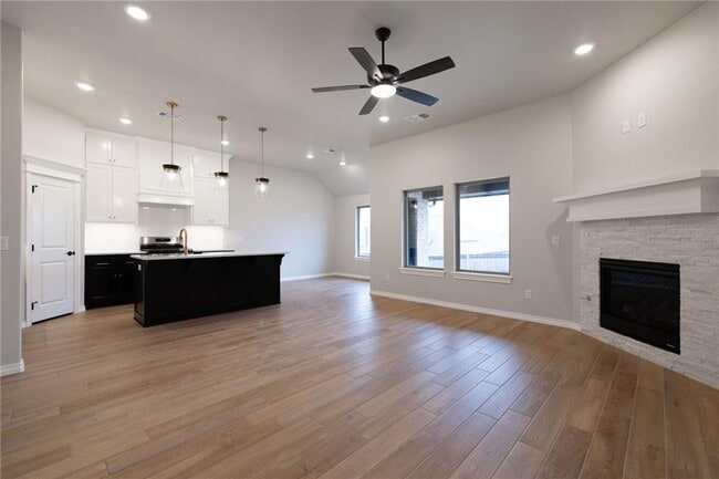 Foto del edificio - Newer Home + Moore Schools + 3 Bedrooms + Storm Shelter