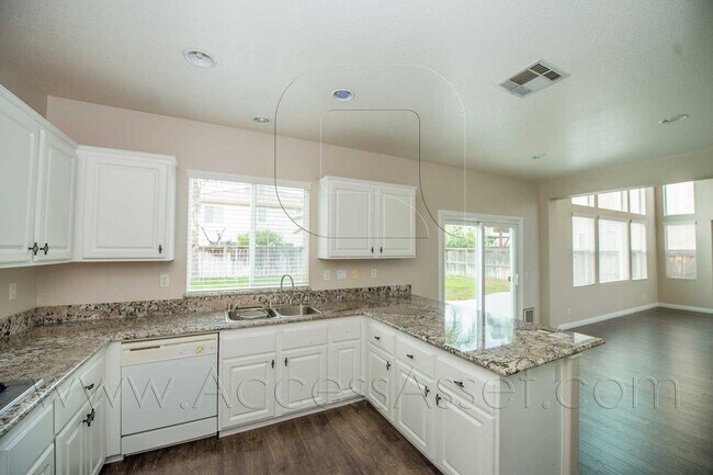 Foto del edificio - Open-Concept 4BD Home with Granite Counters & Attached Two-Car Garage