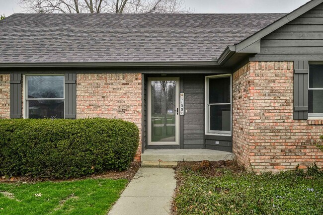 Foto del edificio - 1108 Redwood Dr