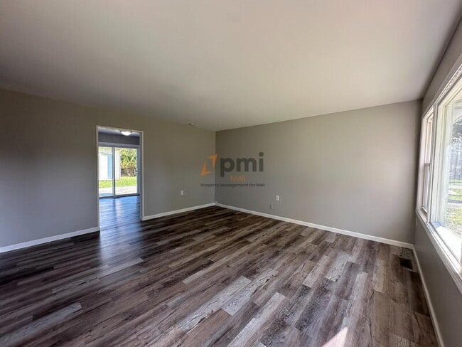 Foto del edificio - 375 Cherryfield Dr