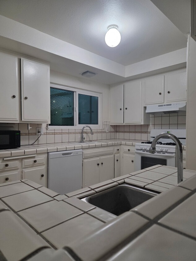 Primary Photo - 1341 W Avenue J4