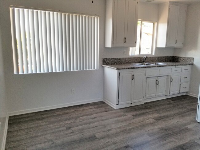 Foto del edificio - 7240 Bright Ave