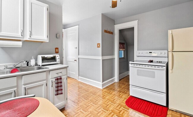 Kitchen - 3711 E Armour Ave