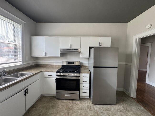 Building Photo - Large 2 Bedroom Apartment in Midtown!