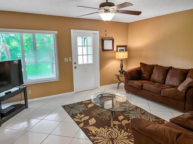 Building Photo - 323 Pine Ridge Cir