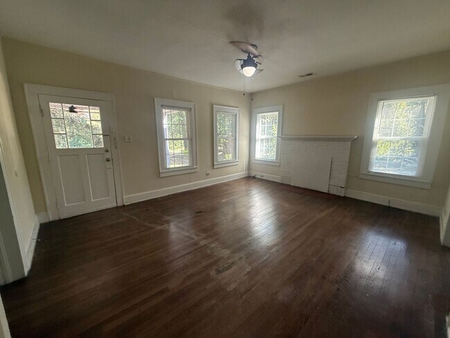 Foto del edificio - 911 Shady Oak Ln