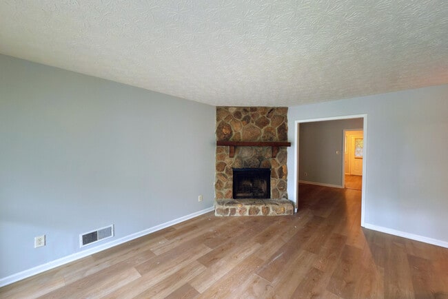 Building Photo - 1496 Springwood Dr SE