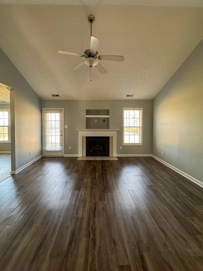 Building Photo - Charming 4 Bed 2 Bath Raeford Home