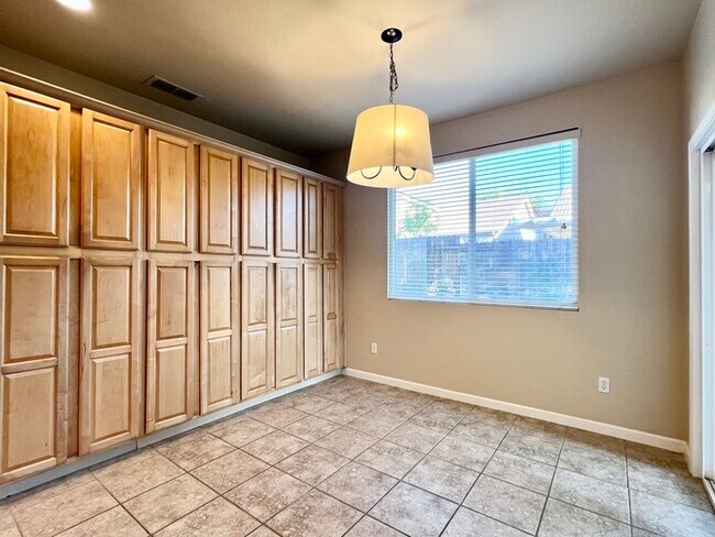 Building Photo - 1732 Hiawatha Dr