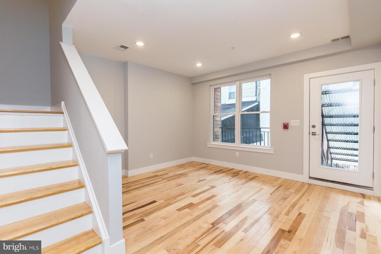 Primary Photo - 1142 Frankford Ave