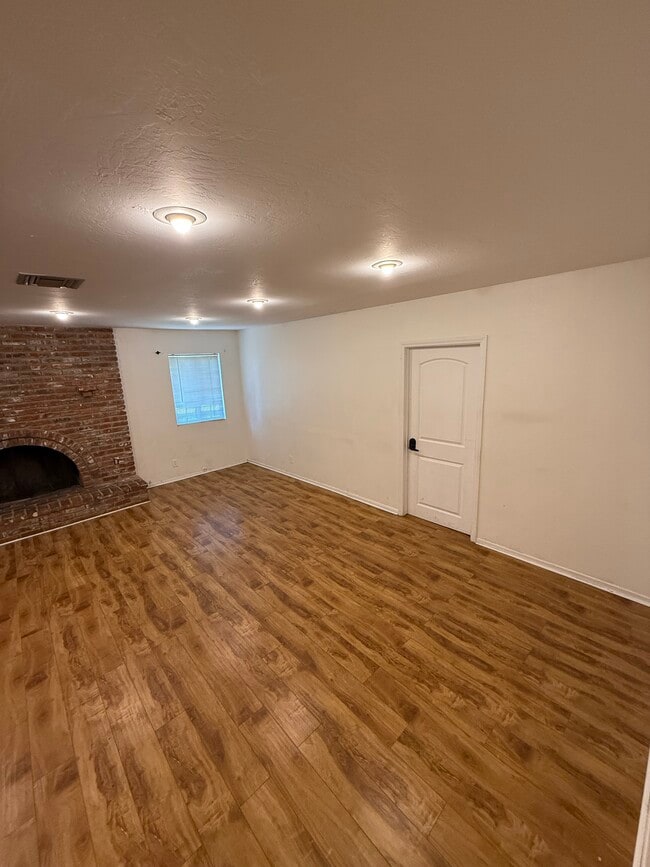 Building Photo - 9520 Hayvenhurst Ave