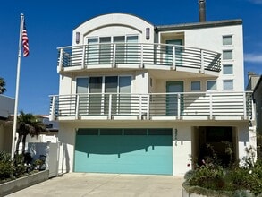 Building Photo - 3744 Ocean Dr