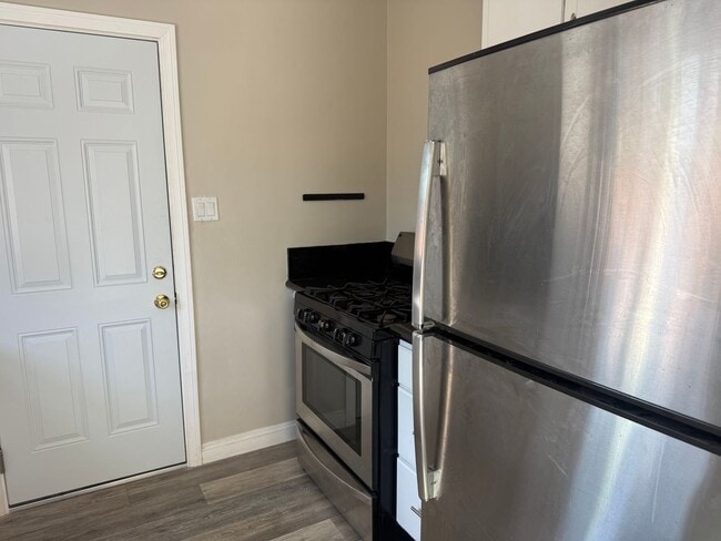 Building Photo - Charming 2 Bedroom Home in Coastal Oceanside Call 6 1 9 8 8 8 5 5 5 4