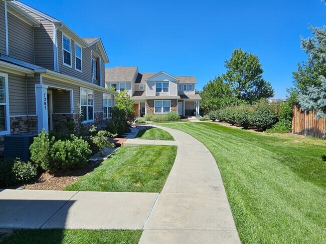 Building Photo - Beautiful townhome with 3 bedrooms - 2 1/2...