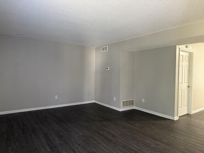 Building Photo - 2216 Live Oak Ln
