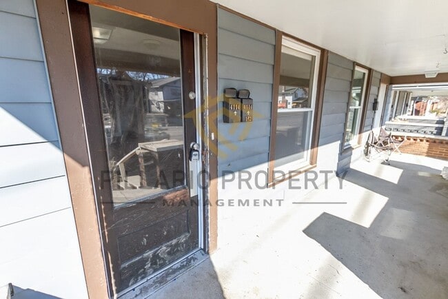 Foto del edificio - Remarkable Tuxedo Park Triplex for Rent/1B...
