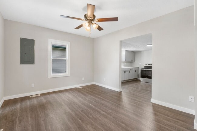 Building Photo - Updated 3 bed/1 bath home. With fully fenc...