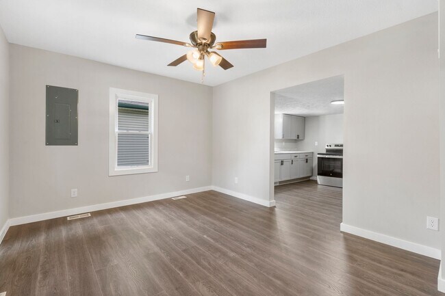Foto del edificio - Updated 3 bed/1 bath home. With fully fenc...