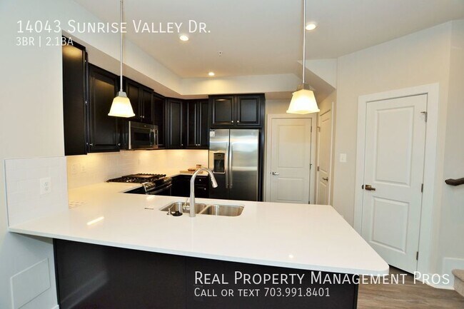 Building Photo - 14043 Sunrise Valley Dr