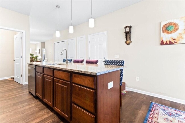 Foto del edificio - 224 Lake Cove Dr